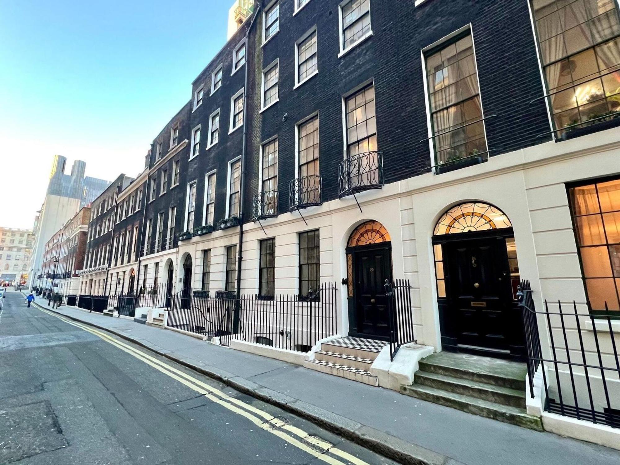 Spacious One-bedroom Flat In Westminster Near Embankment, Apartment London